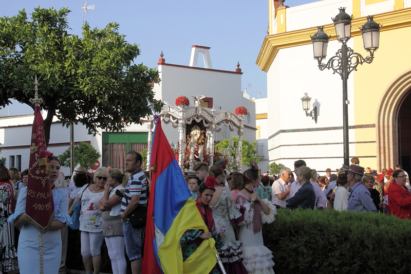 La Hermandad del Roco de Los Palacios y Villafranca inici el camino hacia la aldea almontea