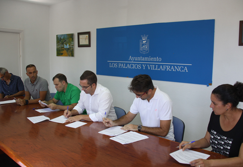 El Ayuntamiento de Los Palacios firma con varios clubes deportivos el uso de las instalaciones municipales