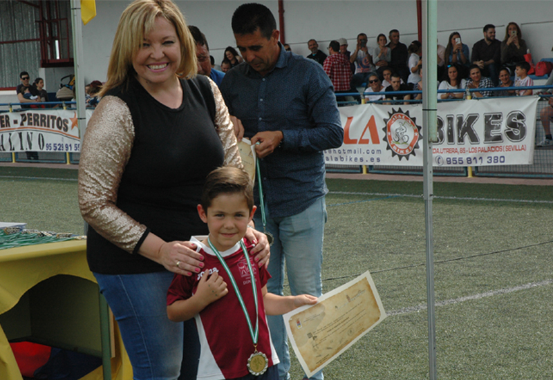 Diplomas y medallas para los alumnos en la clausura de la Escuela Municipal de Ftbol de los Palacios y Villafranca