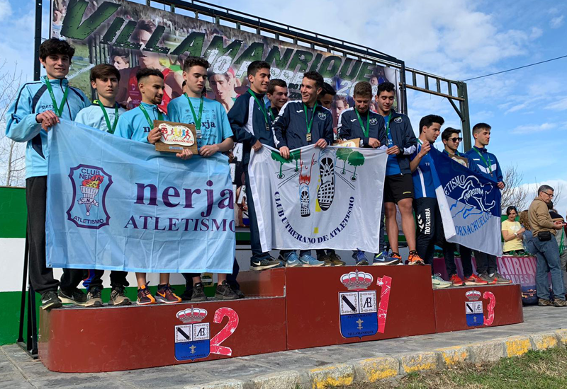 El equipo SUB 20 del Club Utrerano de Atletismo en el primer puesto del podio.
