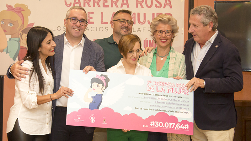Los Palacios y Villafranca entrega la recaudacin de la 7 Carrera Rosa de la Mujer con un cheque de 30.017 euros a la Junta Provincial de la Asociacin Espaola Contra el Cncer
