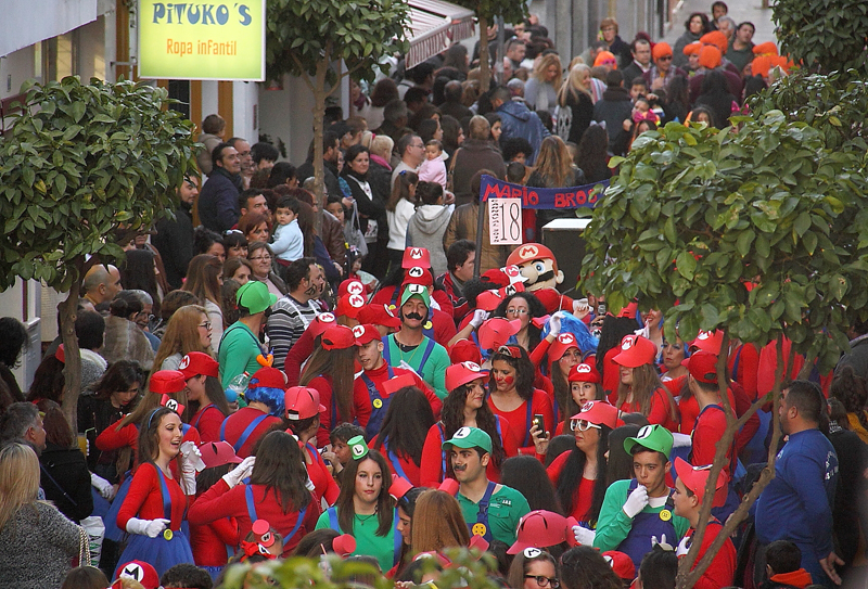 Un multitudinario pasacalles ponen el broche final al Carnaval de Los Palacios 2015