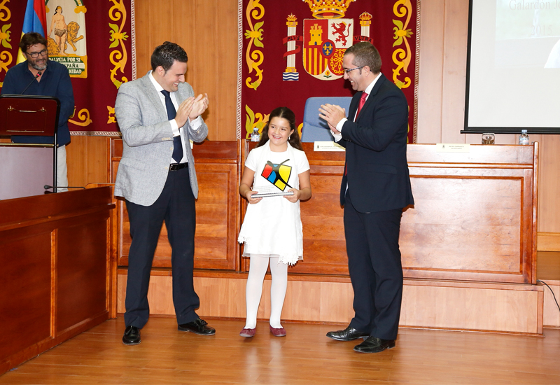 La nia Reyes Carrasco recibe el Galardn Joven 2015