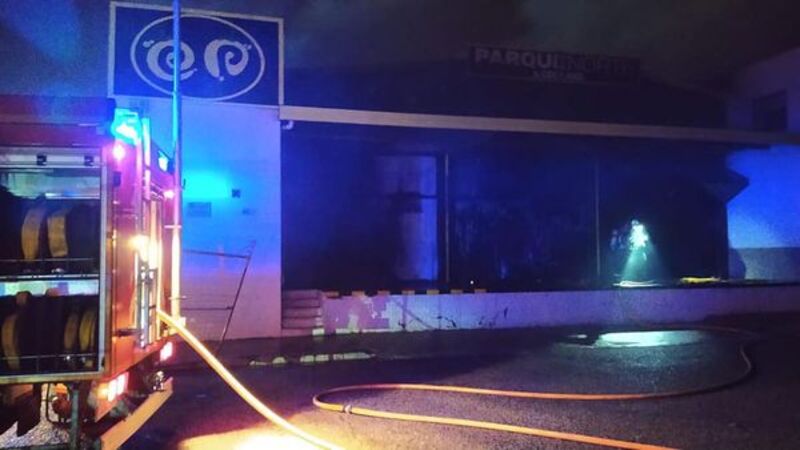 Un incendio arrasa la nave principal de la cooperativa Parque Norte en Los Palacios