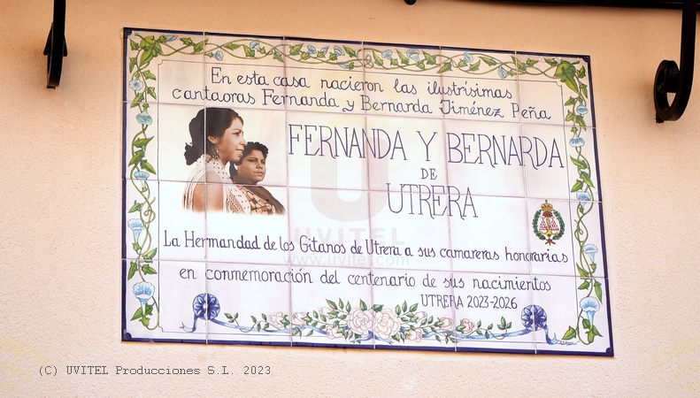 UN AZULEJO PERPETUARÁ LA MEMORIA DE FERNANDA Y BERNARDA DE UTRERA EN SU CASA NATAL